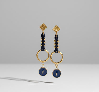  Cierre de presión dorado en pendientes de macramé. Comodidad y seguridad para tus joyas artesanales. Detalles de calidad en cada pieza