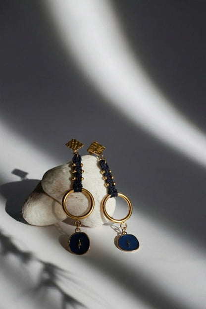 Pendientes de macramé azul con aro y rayo. Estilo bohemio, ligeros y cómodos para uso diario. Descubre la belleza de los pendientes artesanales