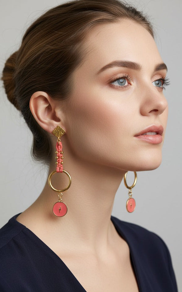 Pendientes de macramé coral, ideales para cualquier ocasión. Combina tu estilo con joyería artesanal y de tendencia. Regalo perfecto para mujer