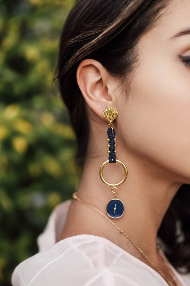 Pendientes de macramé azules, diseño artesanal con cuentas doradas y cierre de presión. Joyería bohemia y elegante hecha a mano