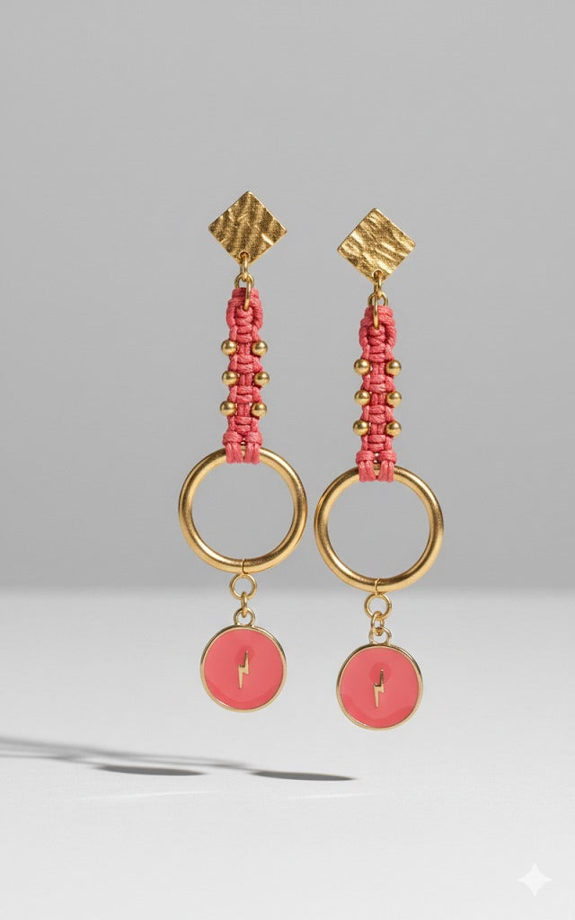 Colgante de rayo en pendientes de macramé coral. Simbolismo de energía y fuerza en tu joyería. Piezas únicas hechas a mano