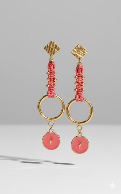 Colgante de rayo en pendientes de macramé coral. Simbolismo de energía y fuerza en tu joyería. Piezas únicas hechas a mano