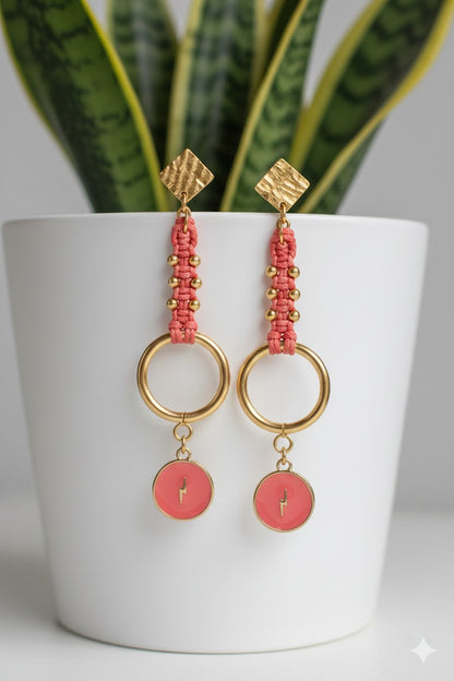 Presentación elegante para tus pendientes de macramé coral. Un regalo ideal para sorprender. Joyería artesanal con alma.