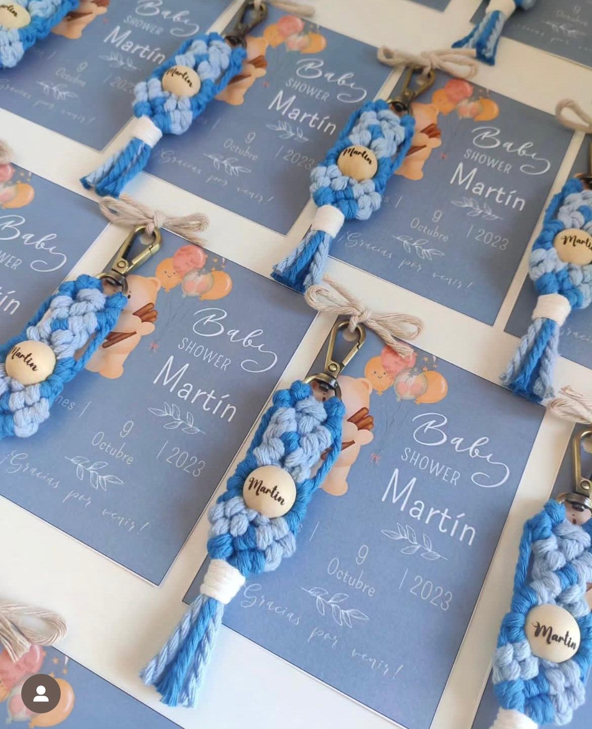 ¿Buscas un recuerdo especial para tu evento? Ofrecemos hermosos detalles hechos a mano con la técnica de macramé, perfectos para bodas, bautizos, baby showers, comuniones, o cumpleaños. Nuestros productos se personalizan para cada ocasión, convirtiéndolos en un recuerdo inolvidable para tus invitados.