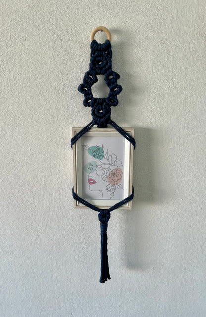 Añade un toque de distinción a tus recuerdos más preciados con el porta fotos Shiva, una pieza única que combina la artesanía tradicional con un diseño moderno y elegante. Elaborado con hilo de algodón de urdimbre y tejido a mano en la técnica de macramé, este porta fotos destaca por su originalidad y sofisticación.