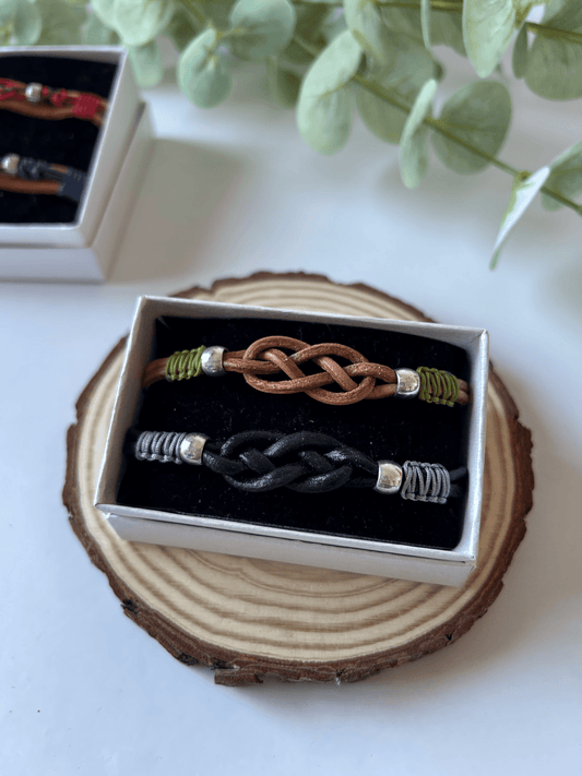 La pulsera Cuásar, inspirada en la infinidad del universo, le da ese toque de elegancia y masculinidad a quien la lleva.

Realizada con hilo de cuero, nailon y cuentas de acero inoxidable, es el regalo perfecto para cualquier ocasión gracias a su originalidad.

* Datos importantes *

- La pulsera es talla única gracias a su cierre ajustable que hace que sea ideal para cualquier tamaño de muñeca.