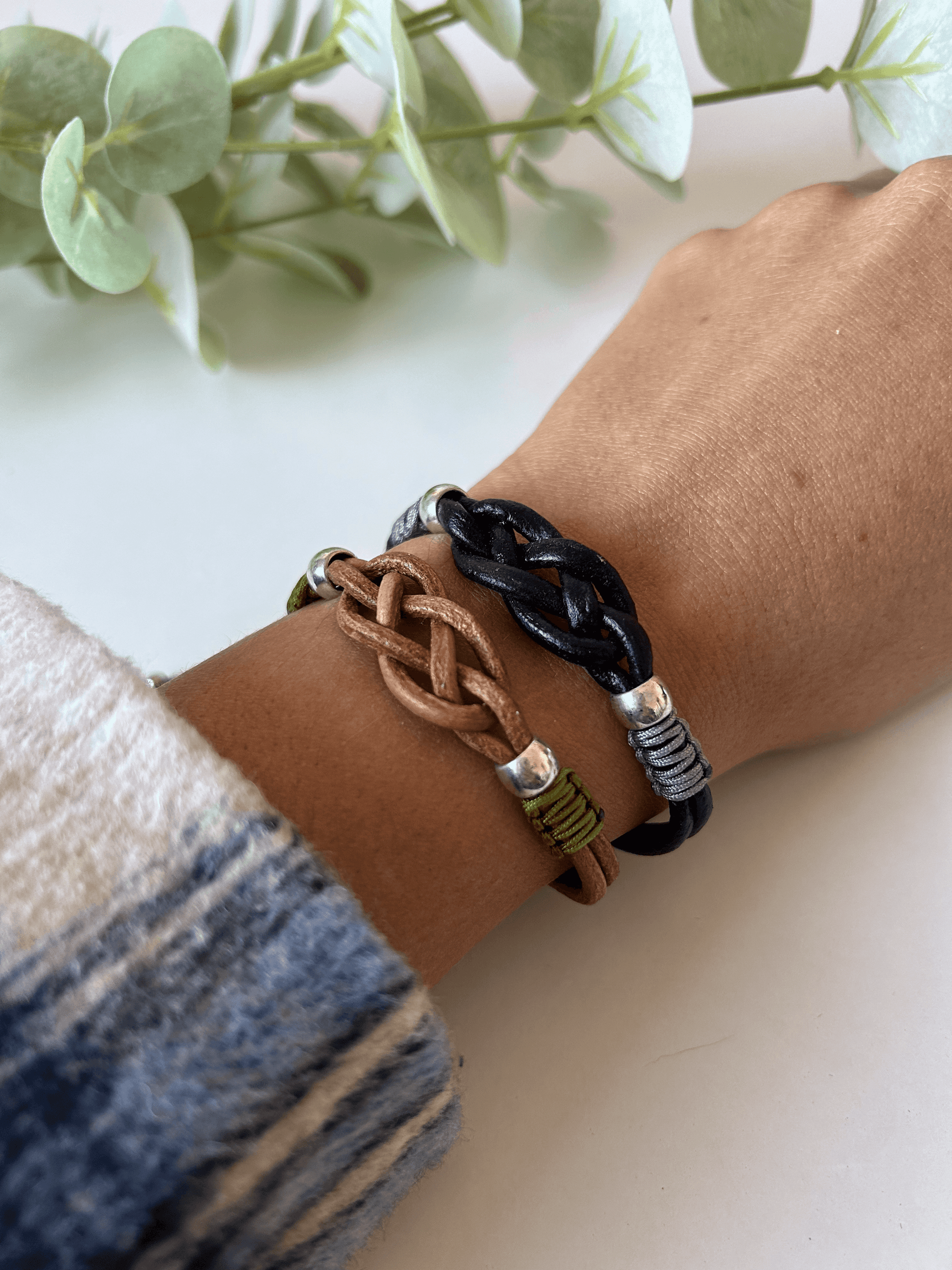 La pulsera Cuásar, inspirada en la infinidad del universo, le da ese toque de elegancia y masculinidad a quien la lleva.

Realizada con hilo de cuero, nailon y cuentas de acero inoxidable, es el regalo perfecto para cualquier ocasión gracias a su originalidad.

* Datos importantes *

- La pulsera es talla única gracias a su cierre ajustable que hace que sea ideal para cualquier tamaño de muñeca.