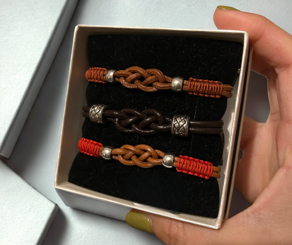 La pulsera Cuásar, inspirada en la infinidad del universo, le da ese toque de elegancia y masculinidad a quien la lleva.

Realizada con hilo de cuero, nailon y cuentas de acero inoxidable, es el regalo perfecto para cualquier ocasión gracias a su originalidad.

* Datos importantes *

- La pulsera es talla única gracias a su cierre ajustable que hace que sea ideal para cualquier tamaño de muñeca.