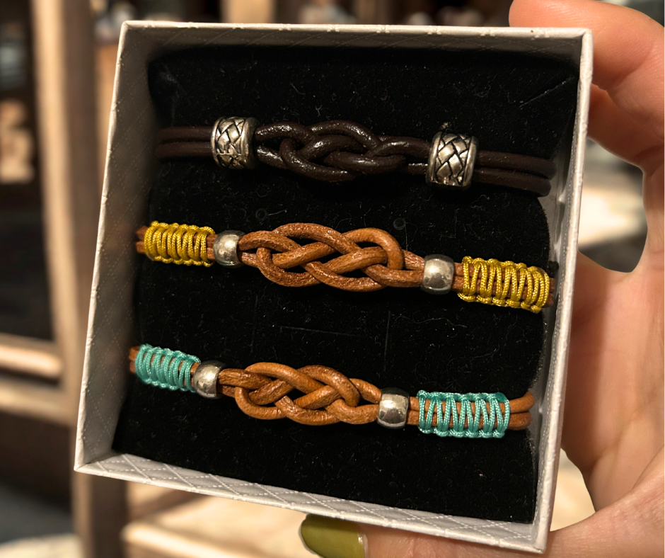 La pulsera Cuásar, inspirada en la infinidad del universo, le da ese toque de elegancia y masculinidad a quien la lleva.

Realizada con hilo de cuero, nailon y cuentas de acero inoxidable, es el regalo perfecto para cualquier ocasión gracias a su originalidad.

* Datos importantes *

- La pulsera es talla única gracias a su cierre ajustable que hace que sea ideal para cualquier tamaño de muñeca.