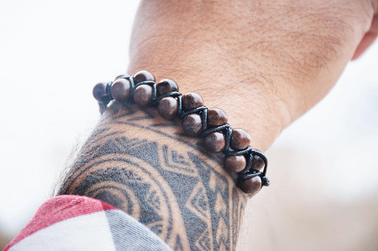 Descubre la elegancia en nuestra pulsera para hombre, elaborada con hilo encerado de nailon de alta calidad.