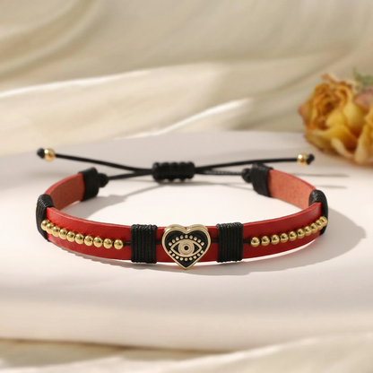 Pulseras artesanales de cuero sintético con hilos de nailon y charms de acero inoxidable. Resistentes, ajustables y disponibles en varios colores.