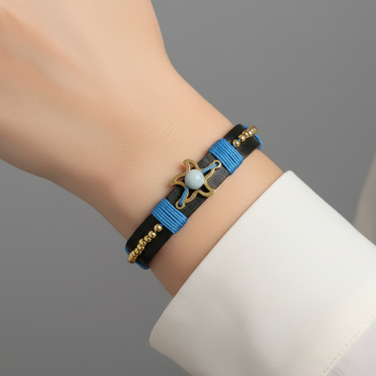 Pulseras artesanales de cuero sintético con hilos de nailon y charms de acero inoxidable. Resistentes, ajustables y disponibles en varios colores.