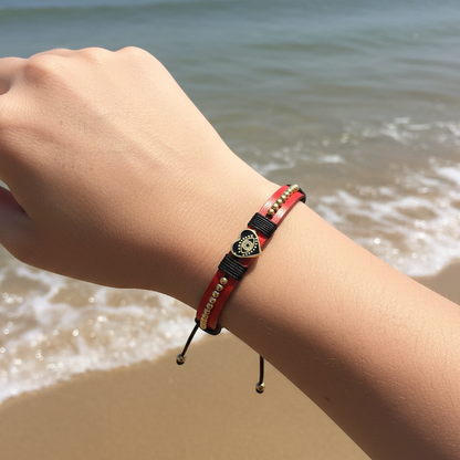 Pulseras artesanales de cuero sintético con hilos de nailon y charms de acero inoxidable. Resistentes, ajustables y disponibles en varios colores.