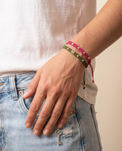 Pulseras dobles artesanales en rosa fucsia y verde oliva con abalorios metálicos y llavero colgante