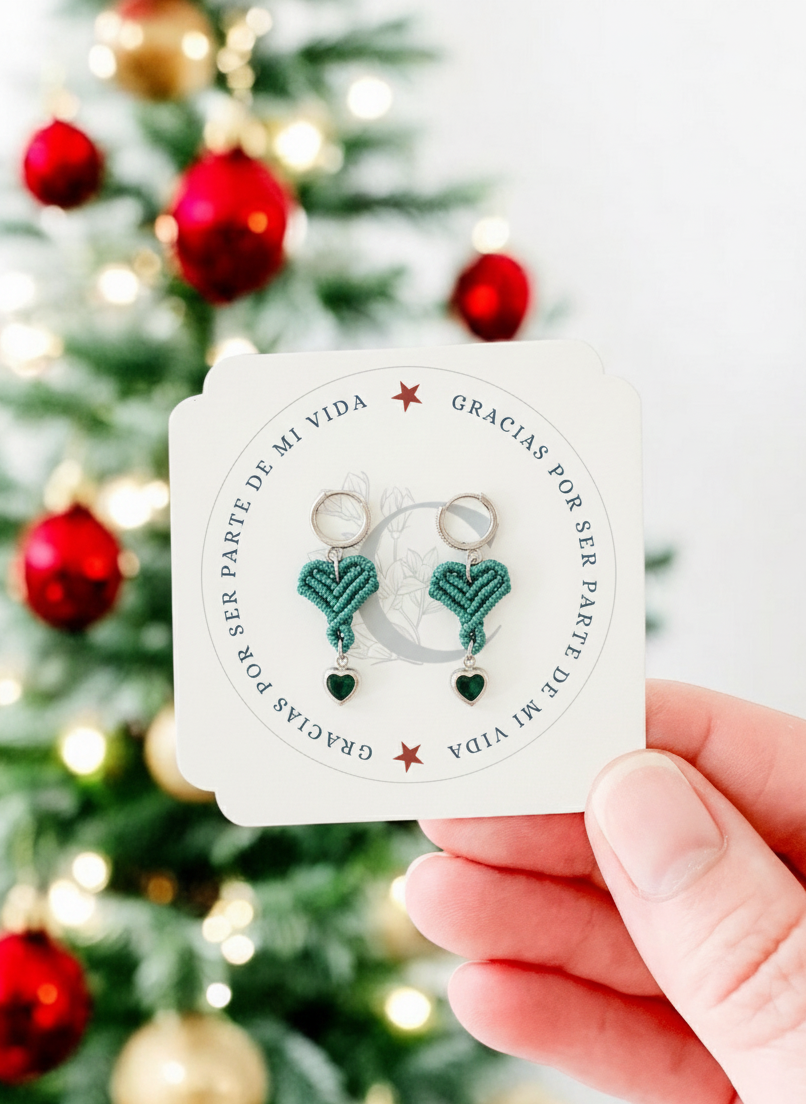 Pendientes de corazón de macramé azules en primer plano con tarjeta regalo
