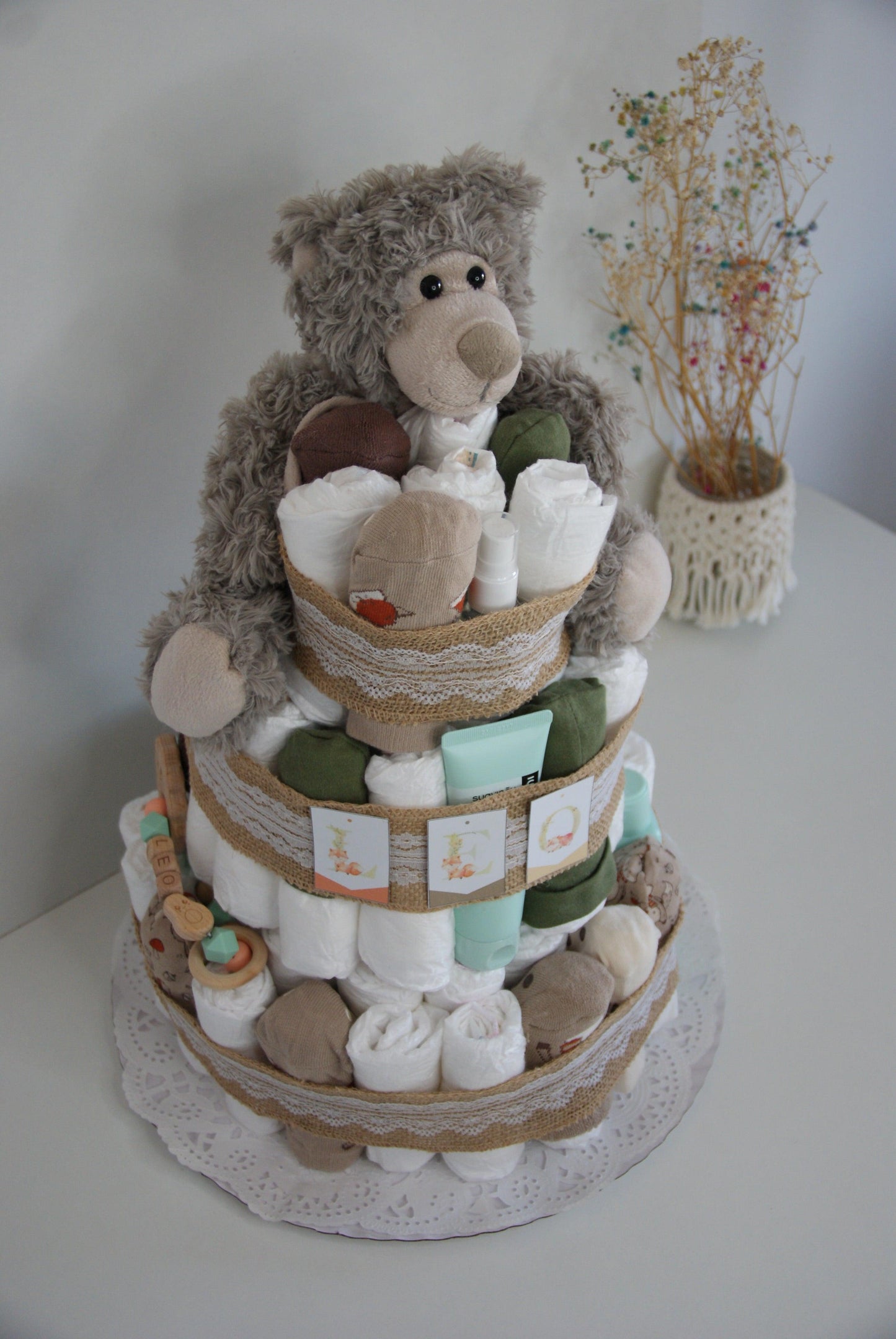 Tarta de Pañales: El Regalo Perfecto para Nuevos Padres

¡Celebra la llegada de un nuevo bebé con nuestra encantadora Tarta de Pañales! Esta divertida y práctica creación es el regalo ideal para baby showers, nacimientos o cualquier ocasión especial.

Se pueden personalizar los productos (bodis, calcetines, mordedor, chupetero, productos de higiene y temática de la tarta).