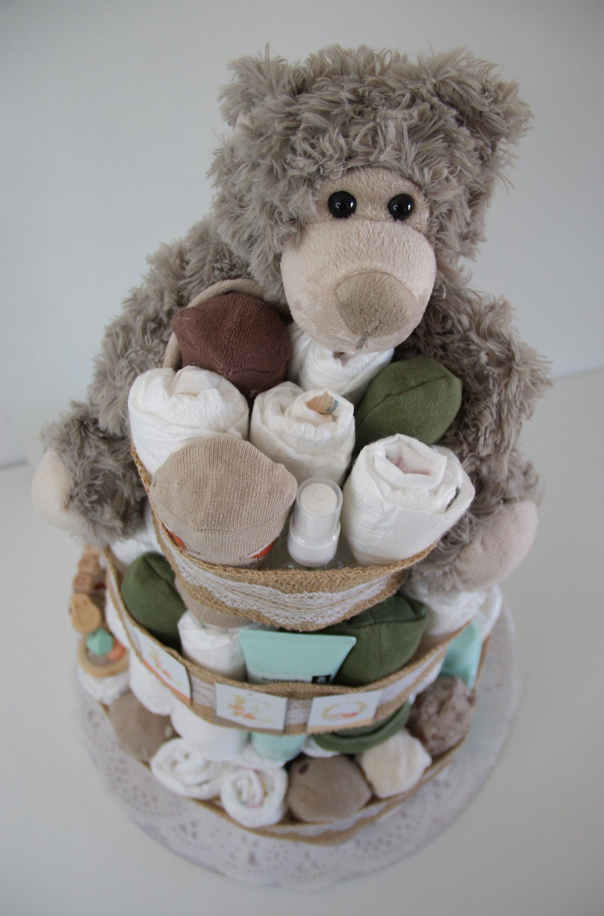 Tarta de Pañales: El Regalo Perfecto para Nuevos Padres

¡Celebra la llegada de un nuevo bebé con nuestra encantadora Tarta de Pañales! Esta divertida y práctica creación es el regalo ideal para baby showers, nacimientos o cualquier ocasión especial.

Se pueden personalizar los productos (bodis, calcetines, mordedor, chupetero, productos de higiene y temática de la tarta).