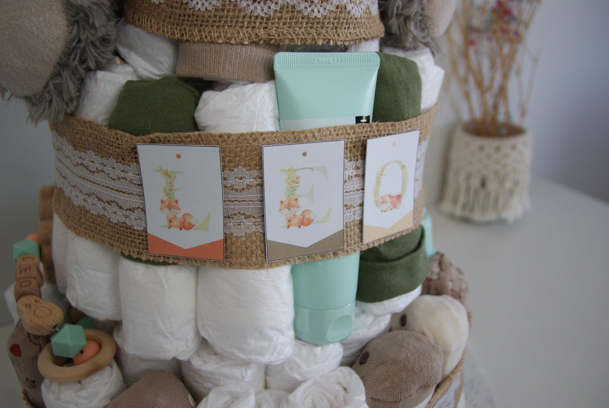 Tarta de Pañales: El Regalo Perfecto para Nuevos Padres

¡Celebra la llegada de un nuevo bebé con nuestra encantadora Tarta de Pañales! Esta divertida y práctica creación es el regalo ideal para baby showers, nacimientos o cualquier ocasión especial.

Se pueden personalizar los productos (bodis, calcetines, mordedor, chupetero, productos de higiene y temática de la tarta).
