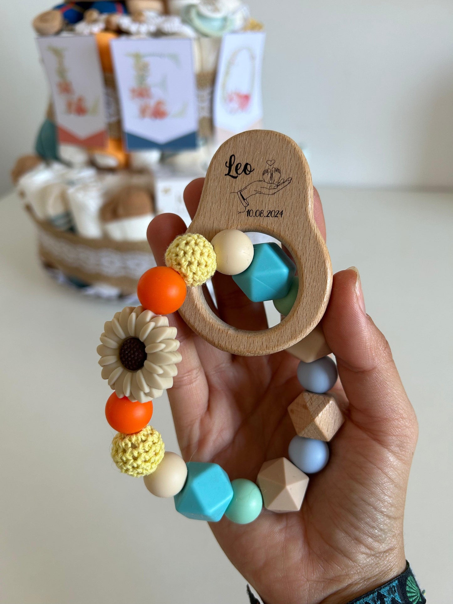 Tarta de Pañales: El Regalo Perfecto para Nuevos Padres

¡Celebra la llegada de un nuevo bebé con nuestra encantadora Tarta de Pañales! Esta divertida y práctica creación es el regalo ideal para baby showers, nacimientos o cualquier ocasión especial.

Se pueden personalizar los productos (bodis, calcetines, mordedor, chupetero, productos de higiene y temática de la tarta).