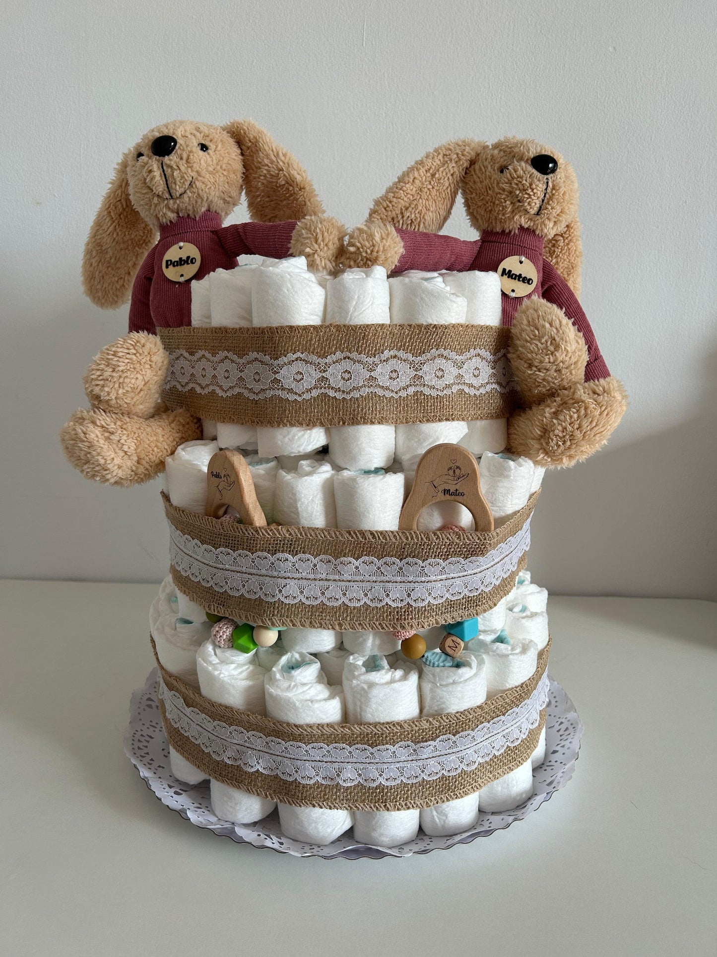 Tarta de Pañales: El Regalo Perfecto para Nuevos Padres

¡Celebra la llegada de un nuevo bebé con nuestra encantadora Tarta de Pañales! Esta divertida y práctica creación es el regalo ideal para baby showers, nacimientos o cualquier ocasión especial.

Se pueden personalizar los productos (bodis, calcetines, mordedor, chupetero, productos de higiene y temática de la tarta).