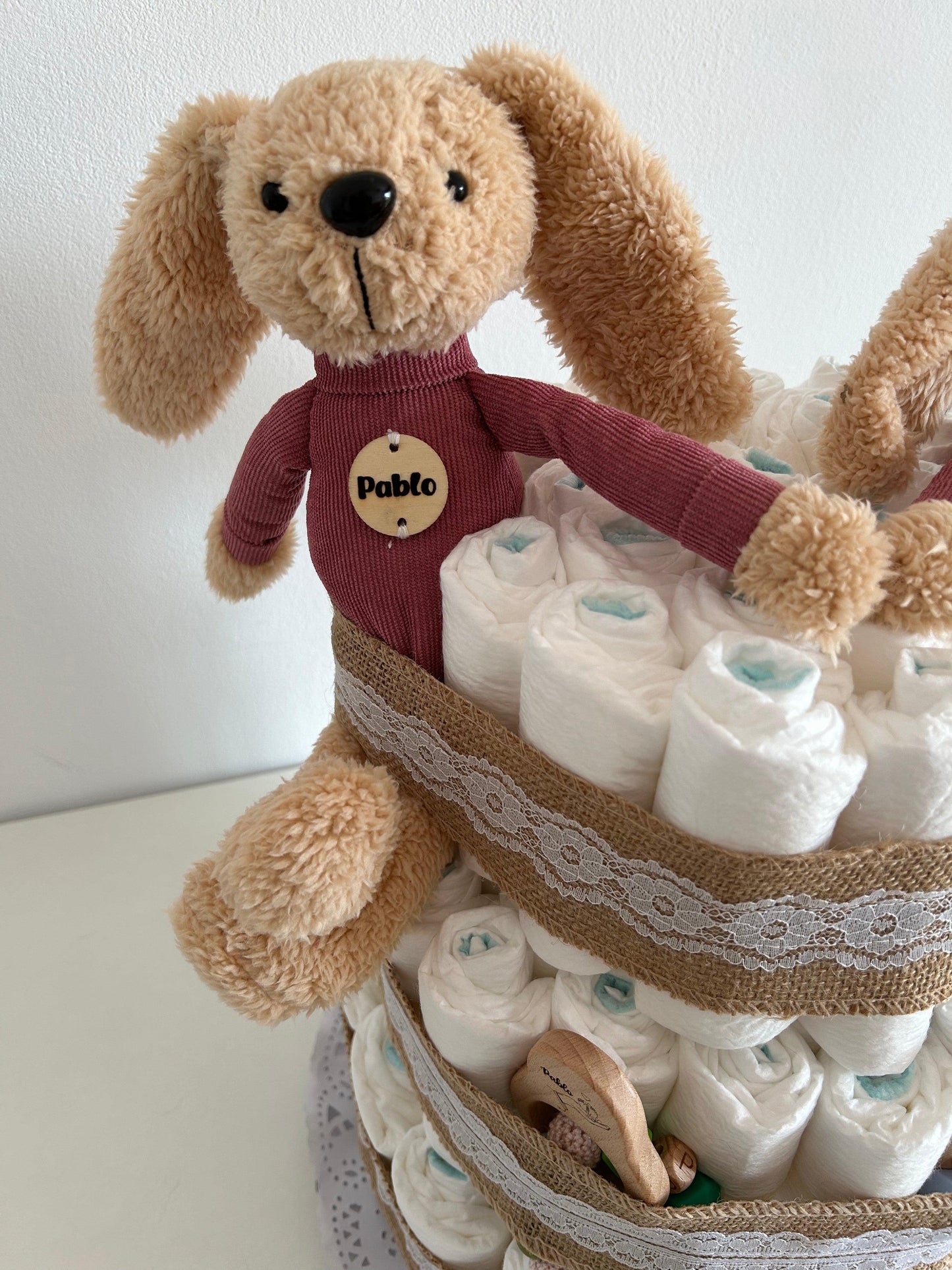Tarta de Pañales: El Regalo Perfecto para Nuevos Padres

¡Celebra la llegada de un nuevo bebé con nuestra encantadora Tarta de Pañales! Esta divertida y práctica creación es el regalo ideal para baby showers, nacimientos o cualquier ocasión especial.

Se pueden personalizar los productos (bodis, calcetines, mordedor, chupetero, productos de higiene y temática de la tarta).