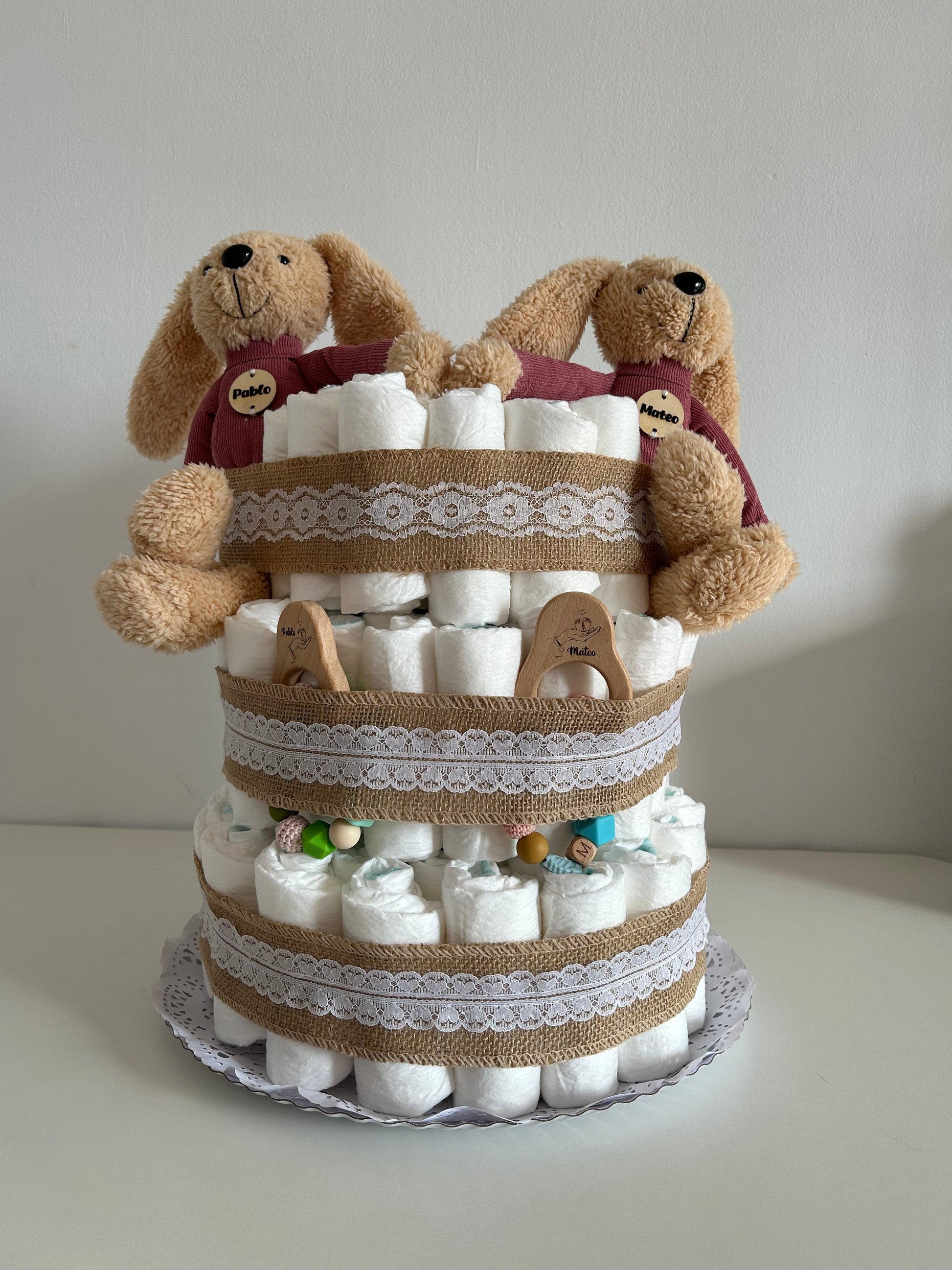 Tarta de Pañales: El Regalo Perfecto para Nuevos Padres

¡Celebra la llegada de un nuevo bebé con nuestra encantadora Tarta de Pañales! Esta divertida y práctica creación es el regalo ideal para baby showers, nacimientos o cualquier ocasión especial.

Se pueden personalizar los productos (bodis, calcetines, mordedor, chupetero, productos de higiene y temática de la tarta).