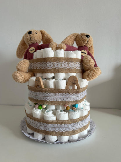 Tarta de Pañales: El Regalo Perfecto para Nuevos Padres

¡Celebra la llegada de un nuevo bebé con nuestra encantadora Tarta de Pañales! Esta divertida y práctica creación es el regalo ideal para baby showers, nacimientos o cualquier ocasión especial.

Se pueden personalizar los productos (bodis, calcetines, mordedor, chupetero, productos de higiene y temática de la tarta).
