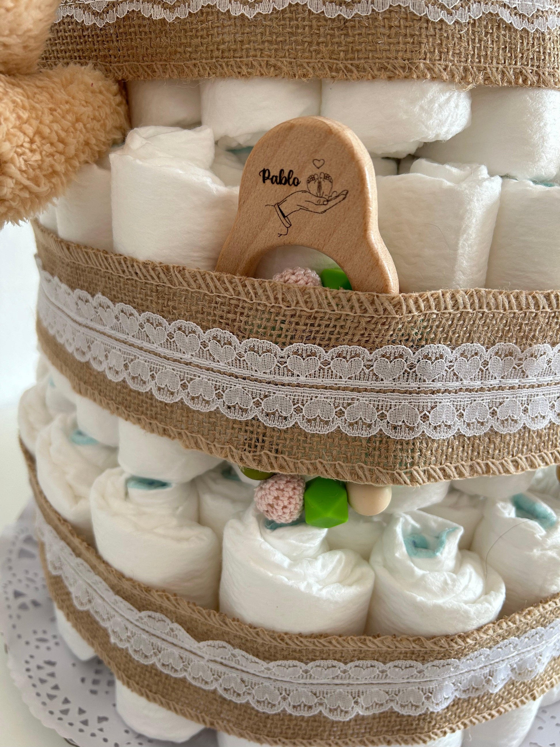 Tarta de Pañales: El Regalo Perfecto para Nuevos Padres

¡Celebra la llegada de un nuevo bebé con nuestra encantadora Tarta de Pañales! Esta divertida y práctica creación es el regalo ideal para baby showers, nacimientos o cualquier ocasión especial.

Se pueden personalizar los productos (bodis, calcetines, mordedor, chupetero, productos de higiene y temática de la tarta).