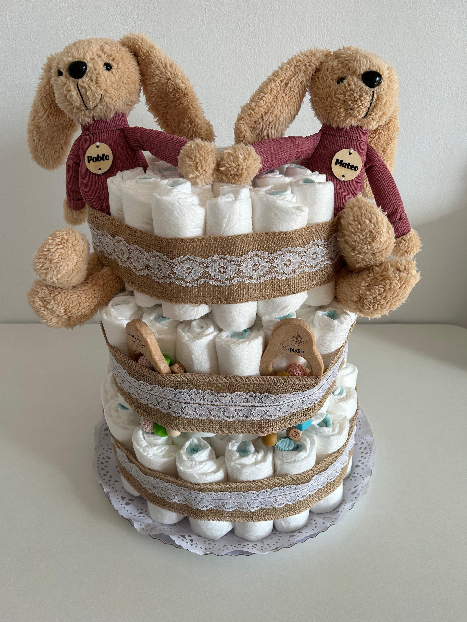 Tarta de Pañales: El Regalo Perfecto para Nuevos Padres

¡Celebra la llegada de un nuevo bebé con nuestra encantadora Tarta de Pañales! Esta divertida y práctica creación es el regalo ideal para baby showers, nacimientos o cualquier ocasión especial.

Se pueden personalizar los productos (bodis, calcetines, mordedor, chupetero, productos de higiene y temática de la tarta).