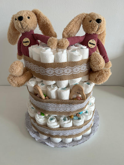 Tarta de Pañales: El Regalo Perfecto para Nuevos Padres

¡Celebra la llegada de un nuevo bebé con nuestra encantadora Tarta de Pañales! Esta divertida y práctica creación es el regalo ideal para baby showers, nacimientos o cualquier ocasión especial.

Se pueden personalizar los productos (bodis, calcetines, mordedor, chupetero, productos de higiene y temática de la tarta).
