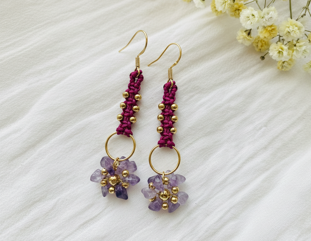 Pendientes artesanales Aura con tejido en hilo, cuentas doradas y racimo de pequeñas piedras naturales en la parte inferior, disponibles en varios colores.