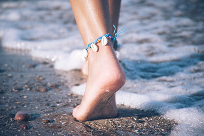 Descubre la esencia del verano y la elegancia natural con la Tobillera Brisa Marina. Diseñada para capturar la frescura y la belleza de la playa, esta tobillera está elaborada con hilo de nailon, chips de piedras naturales, conchas y cuentas de acero inoxidable, creando una pieza única y sofisticada que embellecerá tus pies con un toque de naturaleza y estilo.
