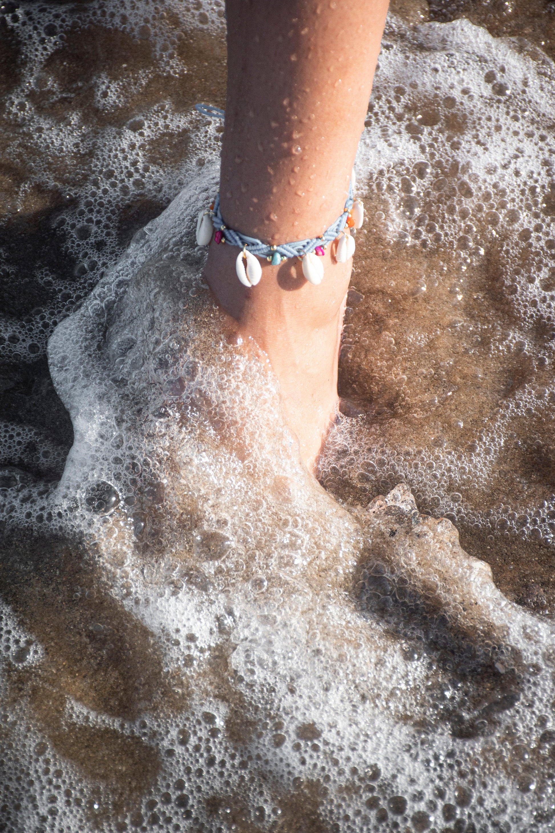 Descubre la esencia del verano y la elegancia natural con la Tobillera Brisa Marina. Diseñada para capturar la frescura y la belleza de la playa, esta tobillera está elaborada con hilo de nailon, chips de piedras naturales, conchas y cuentas de acero inoxidable, creando una pieza única y sofisticada que embellecerá tus pies con un toque de naturaleza y estilo.