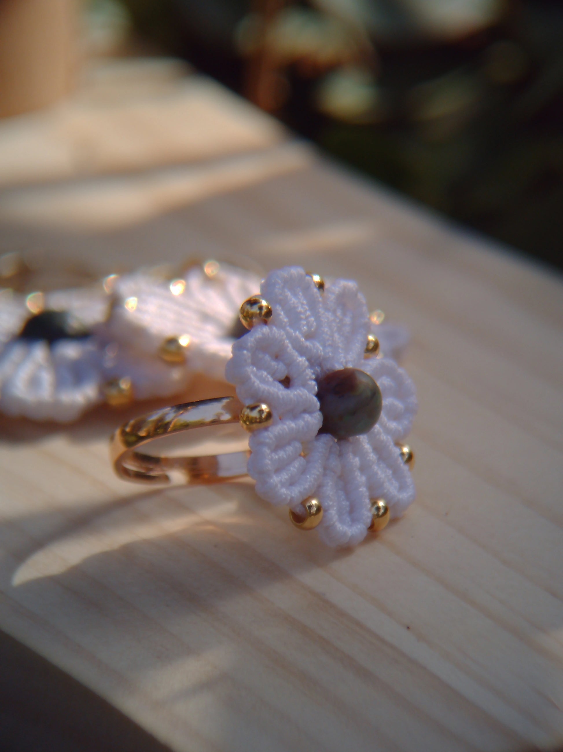 Pendientes y anillo con forma de flor, con piedra natural en el centro y cuentas plateadas de acero inoxidable en el círculo exterior, joyería artesanal elegante