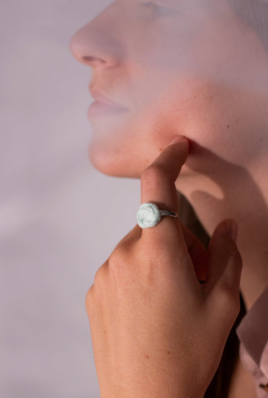 anillo ajustable con flor de algodón macramé lucido en mano, joya artesanal boho

