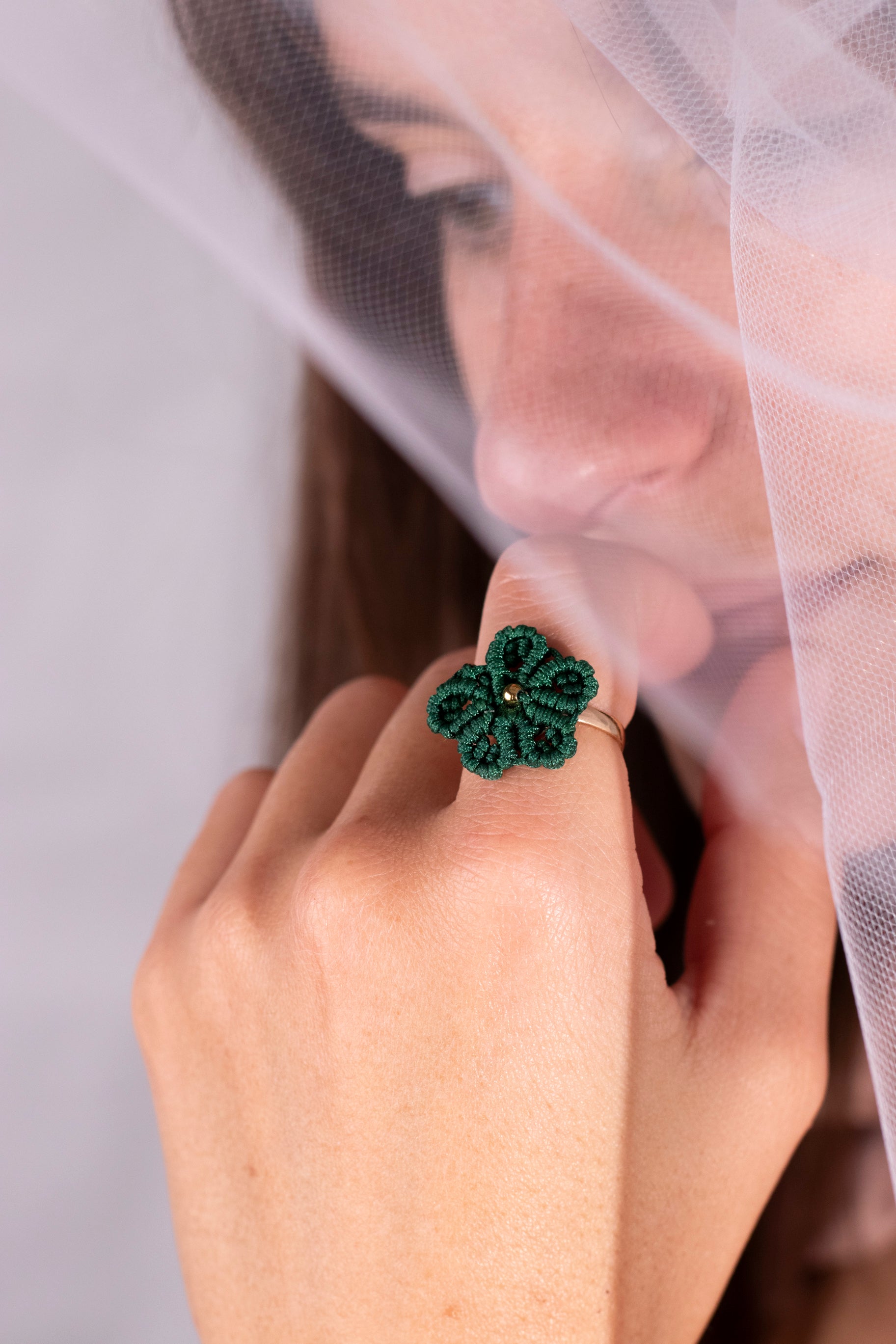 anillo ajustable de acero inoxidable con flor tejida en macramé e incrustaciones de cuentas metálicas