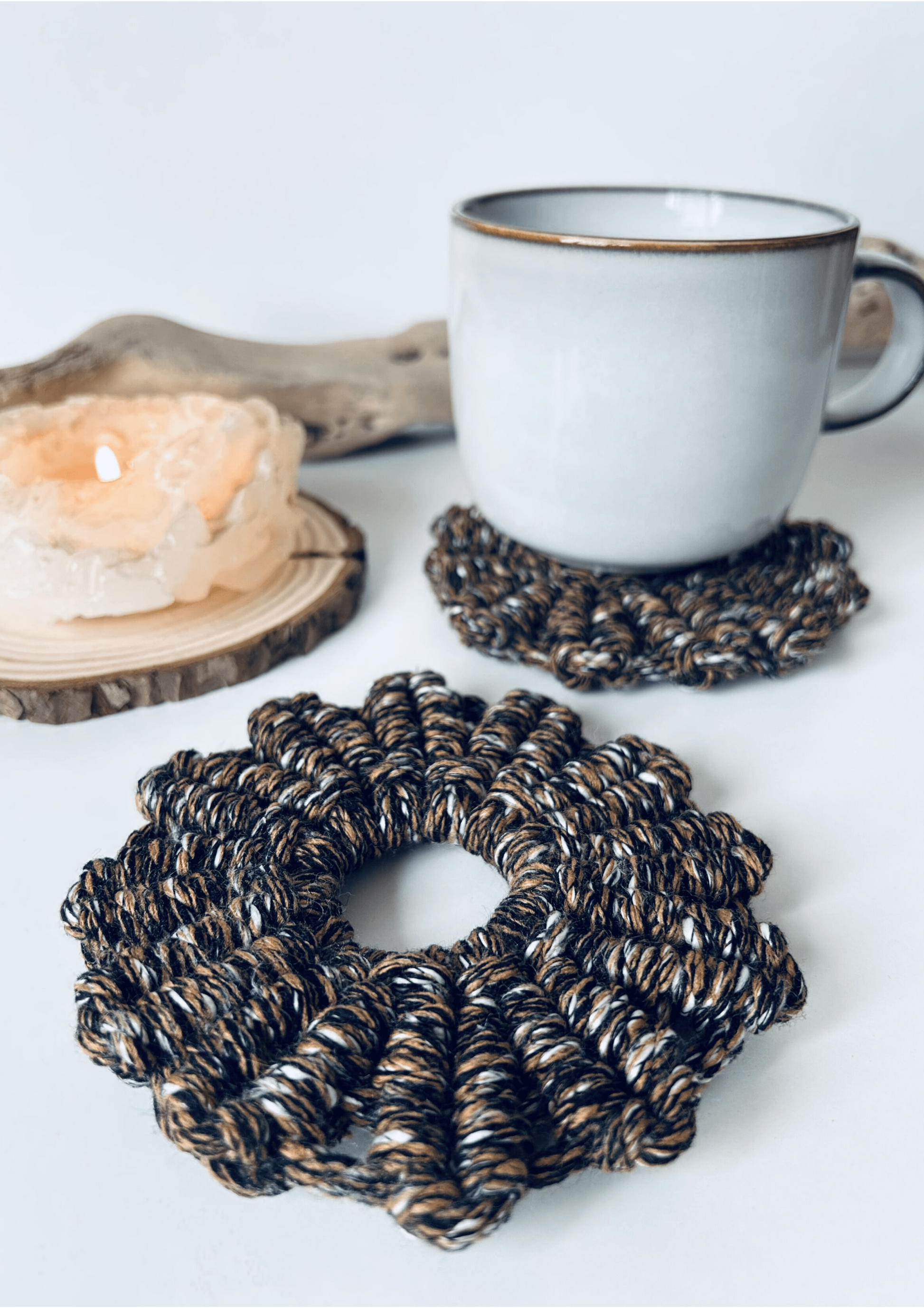 Posavasos artesanal de algodón jaspeado en forma de flor, hecho a mano en Valencia en tonos negros y marrones