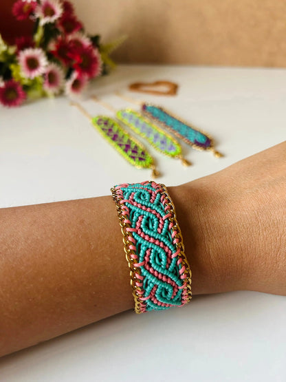 Brazalete de macramé hecho a mano con diseño geométrico, tonos vibrantes inspirados en el mar, joyería artesanal con cadena dorada