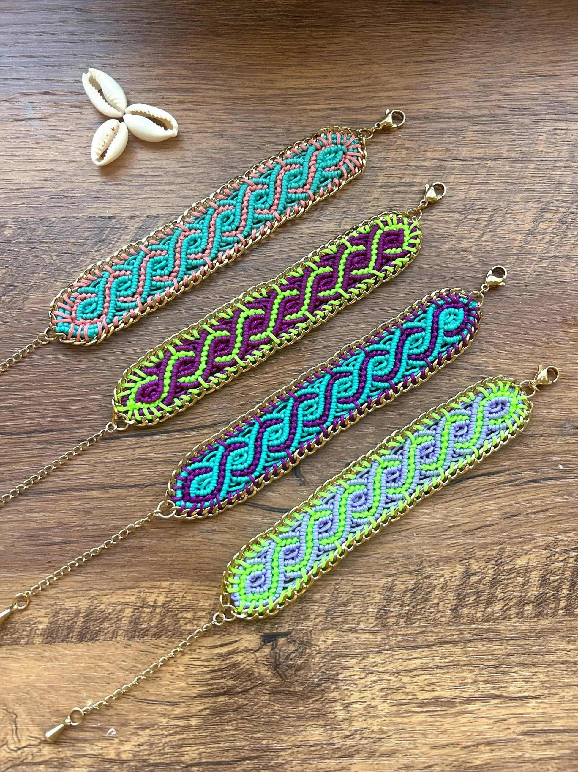 Brazalete de macramé hecho a mano con diseño geométrico, tonos vibrantes inspirados en el mar, joyería artesanal con cadena dorada