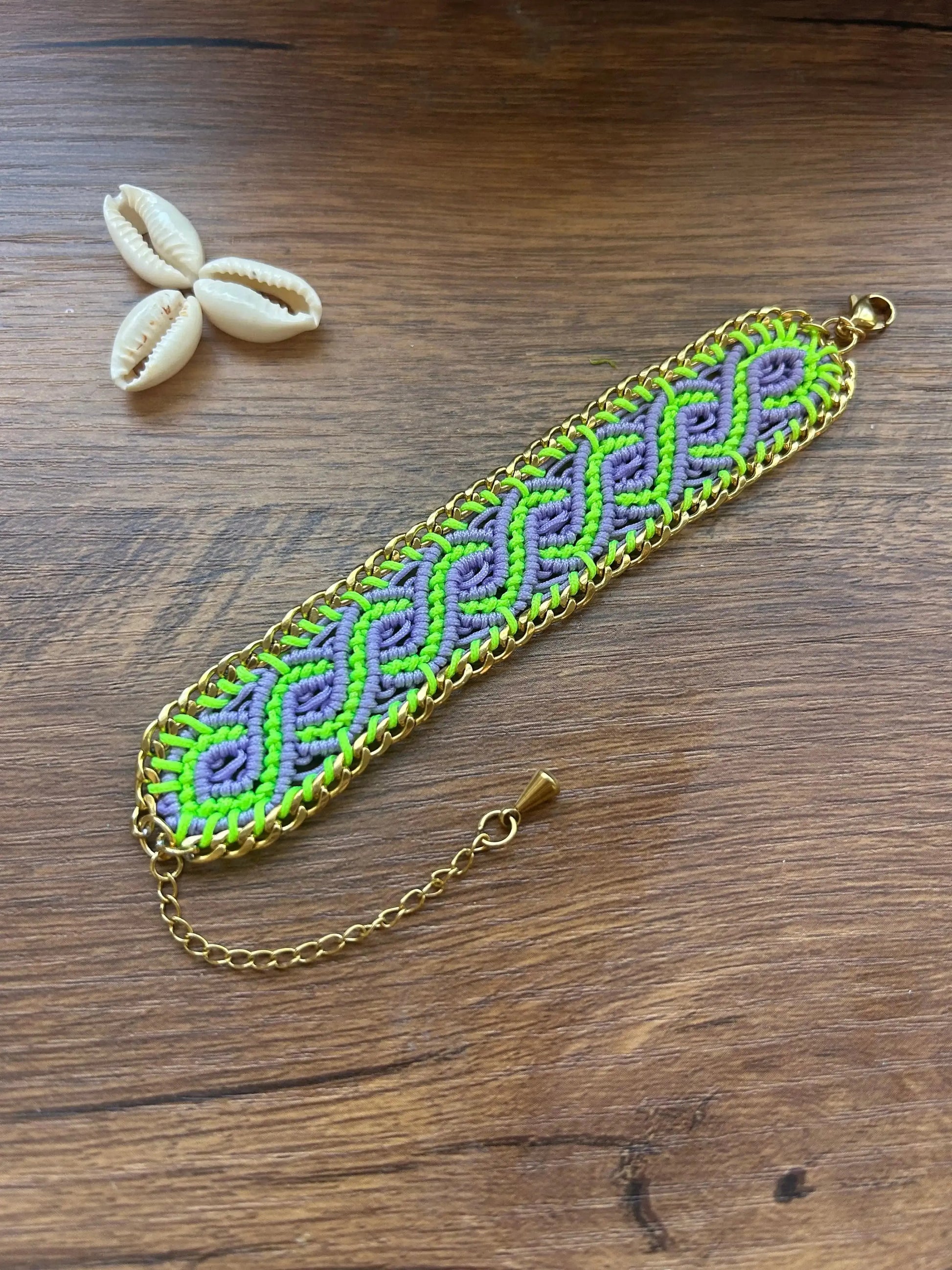 Brazalete de macramé hecho a mano con diseño geométrico, tonos vibrantes inspirados en el mar, joyería artesanal con cadena dorada