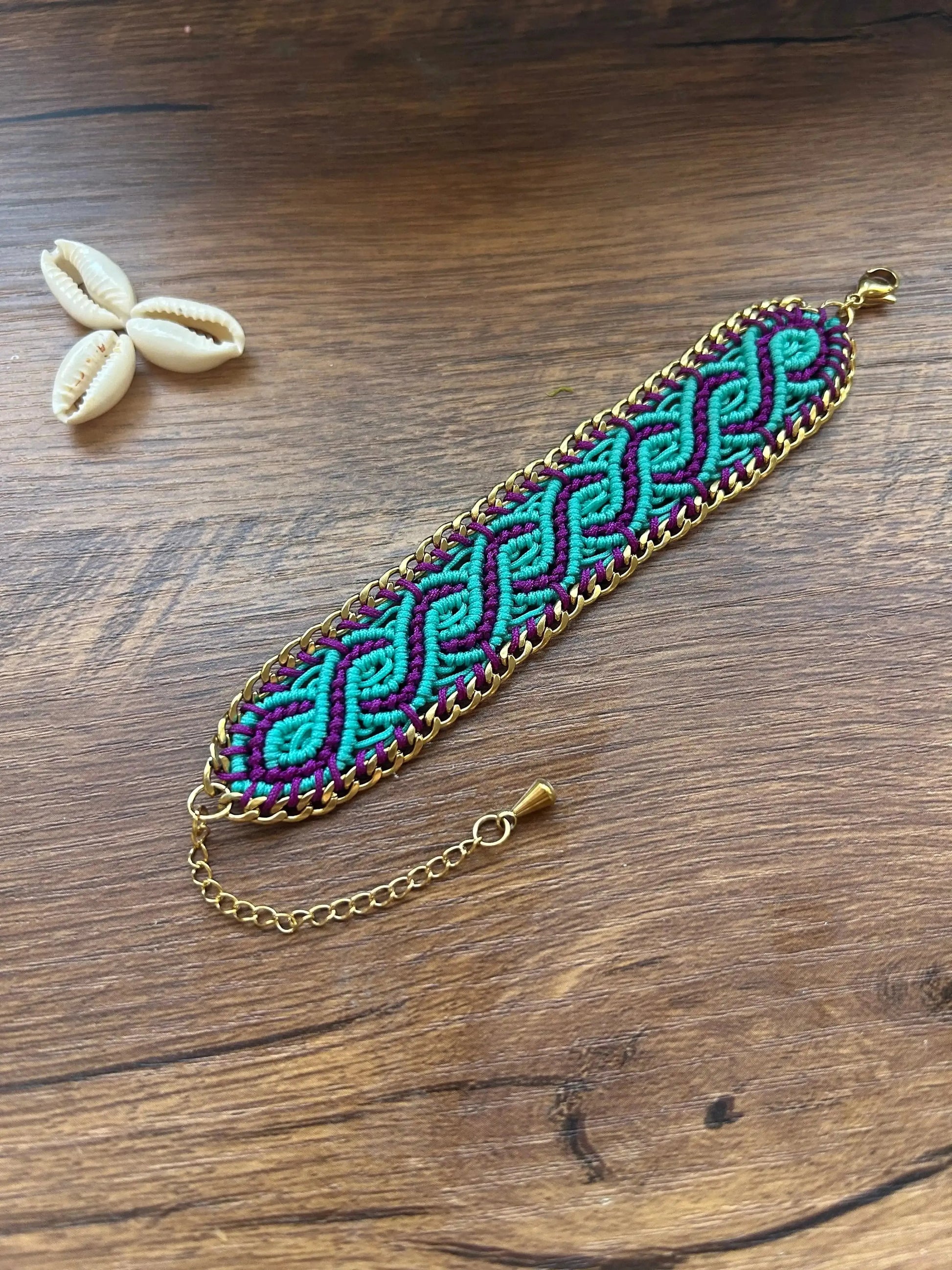 Brazalete de macramé hecho a mano con diseño geométrico, tonos vibrantes inspirados en el mar, joyería artesanal con cadena dorada