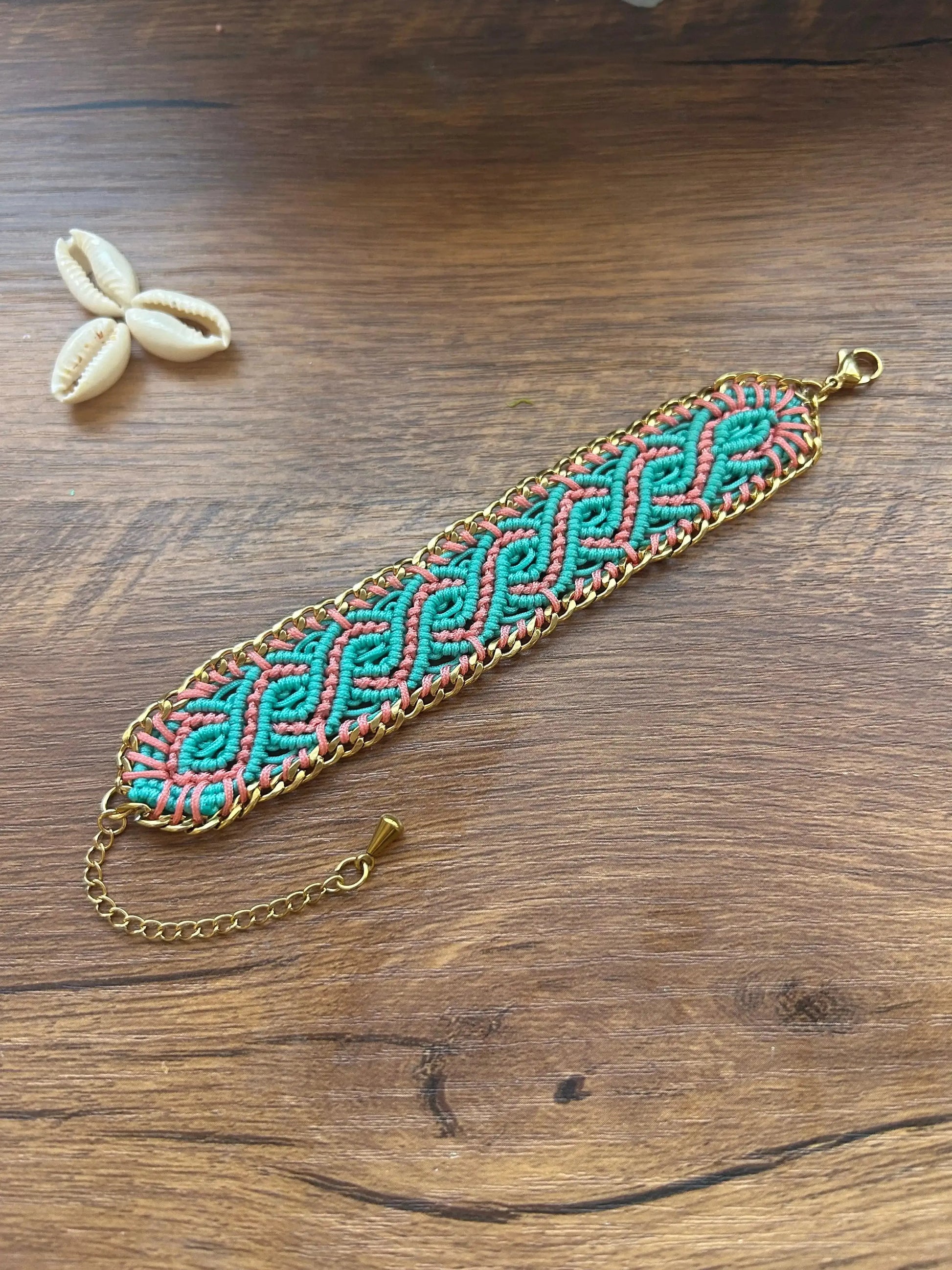 Brazalete de macramé hecho a mano con diseño geométrico, tonos vibrantes inspirados en el mar, joyería artesanal con cadena dorada