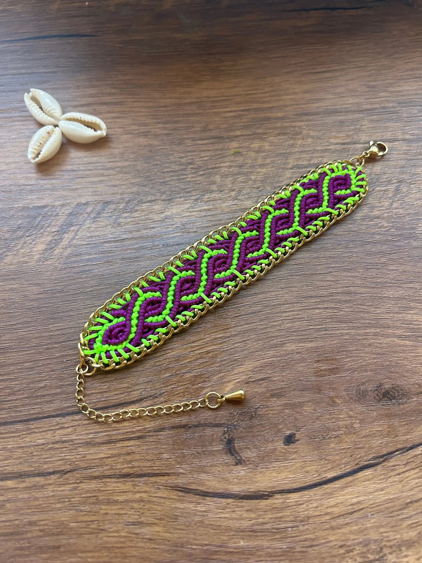 Brazalete de macramé hecho a mano con diseño geométrico, tonos vibrantes inspirados en el mar, joyería artesanal con cadena dorada