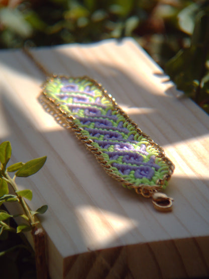 Brazalete de macramé hecho a mano con diseño geométrico, tonos vibrantes inspirados en el mar, joyería artesanal con cadena dorada