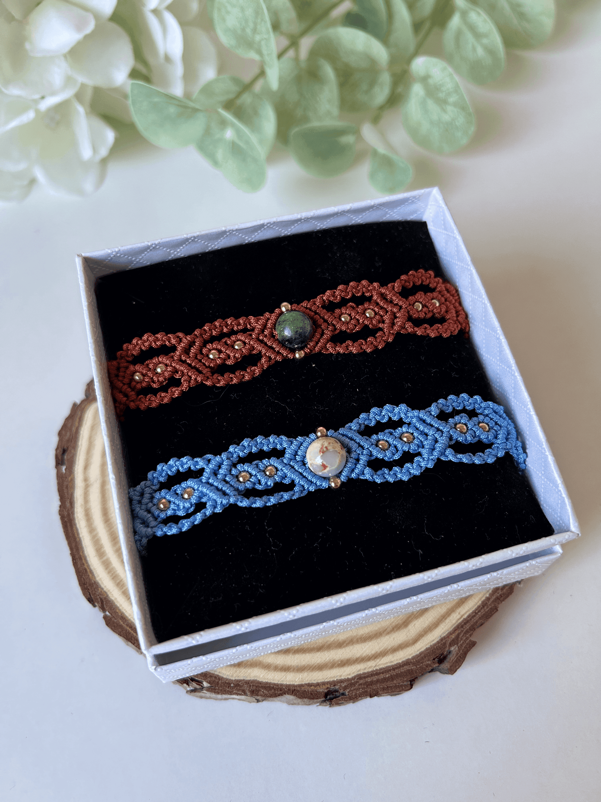 Brazalete Sienna con piedras naturales, diseño ligero y colorido, combina sencillez y elegancia 