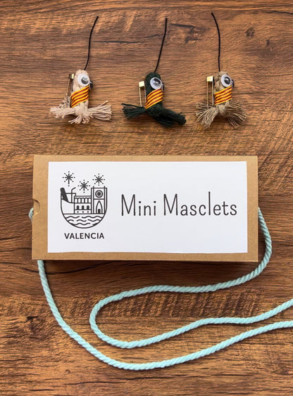 Mini Masclets de macramé hechos a mano con hilos de algodón y broches de acero inoxidable, regalo original para Fallas, personalizables en colores.