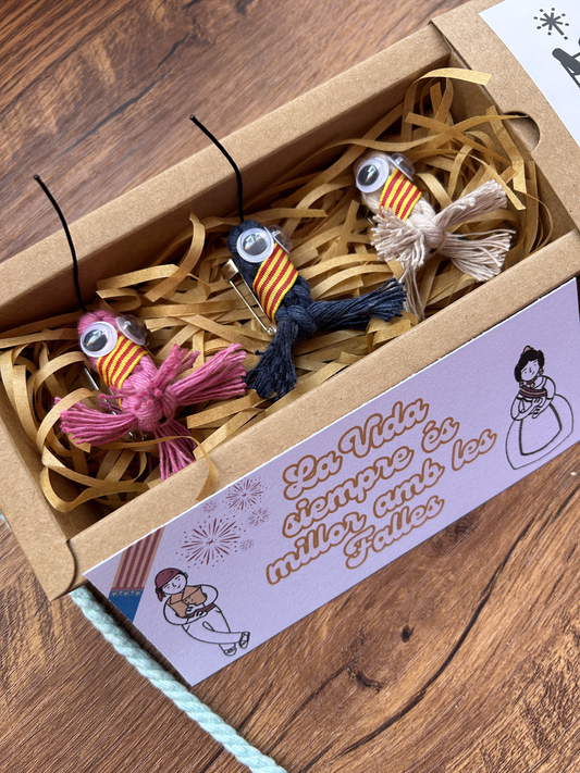 Mini Masclets de macramé hechos a mano con hilos de algodón y broches de acero inoxidable, regalo original para Fallas, personalizables en colores.