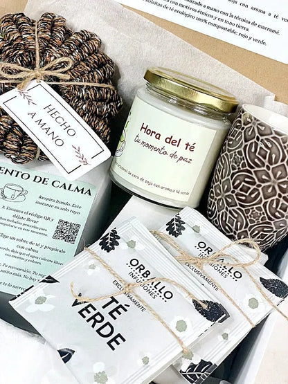 Pack artesanal para ritual de calma con vela aromática de soja (café o té verde), posavasos de macramé, taza de cerámica étnica y café de especialidad o bolsitas de té ecológicas, regalo hecho a mano