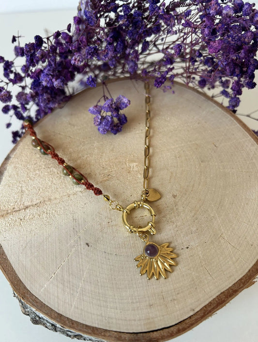 Colgante de macramé hecho a mano con charm Eguzkilore y corazón, piedras naturales y cadena de acero inoxidable