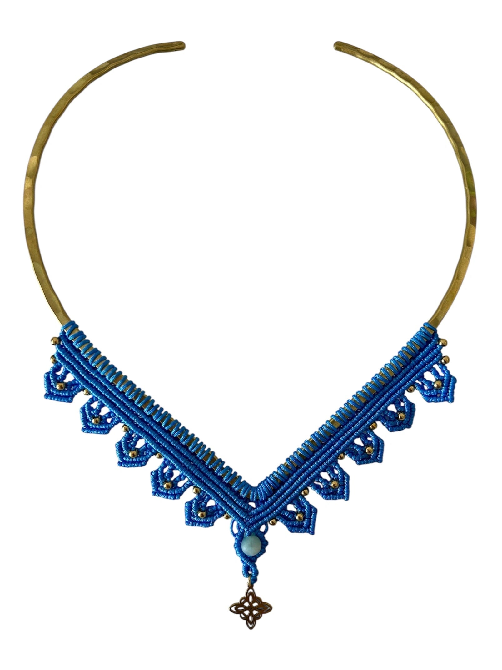 Colgante Étnico hecha a mano en macramé con aro de latón y piedra natural.